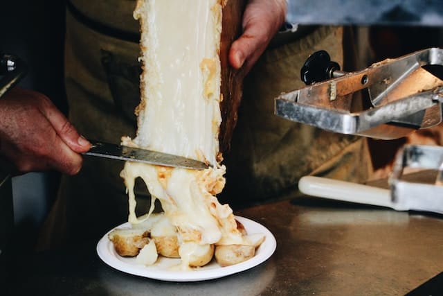 Stopljen sir, postrežen s šunko ali slanino - Raclette.